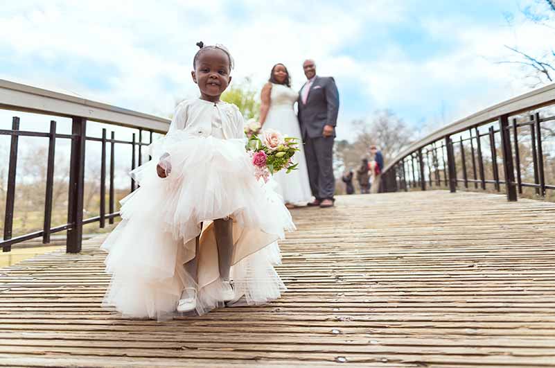 Cute girl pose with wedding party